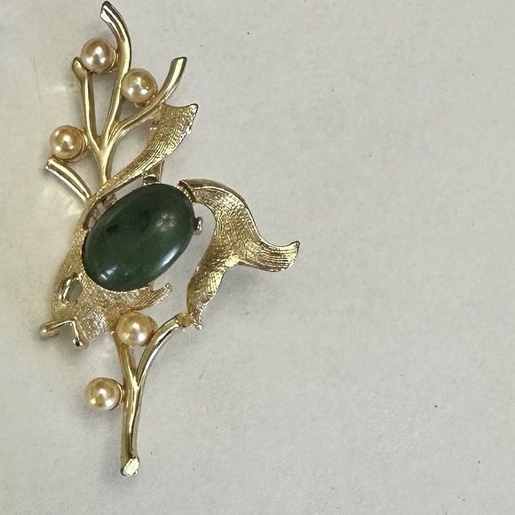 Jewelry - Womens vintage gold tone and green stone swimming fish brooch pin